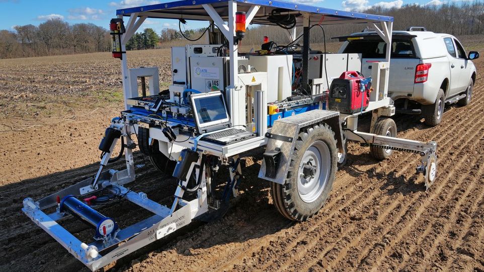 Die mobile Sensorplattform RapidMapper wurde um ein innovatives Raman-System erweitert. Damit lassen sich Bodenbestandteile nun auch während der Überfahrt stoffspezifisch erfassen. Die mobile Sensorplattform auf dem Acker