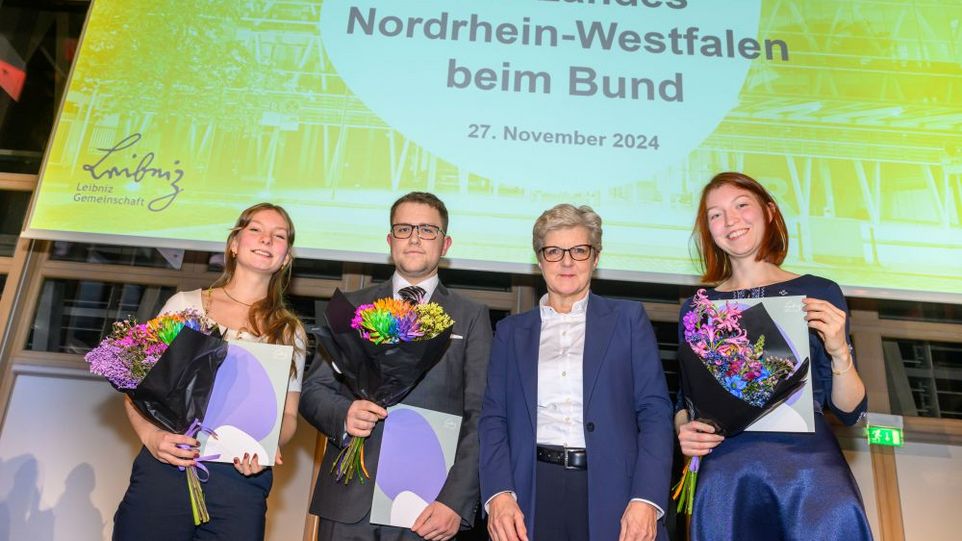 Saya Inka Helm (Leibniz-Institut für Polymerforschung Dresden), Marc Bahsi Becker (Leibniz-Institut für Interaktive Materialien, Aachen), Leibniz-Präsidentin Martina Brockmeier und Uliana Bakhtina (Leibniz-Institut für Resilienzforschung, Mainz) Gruppenbild der Preisträger mit Leibniz-Präsidentin
