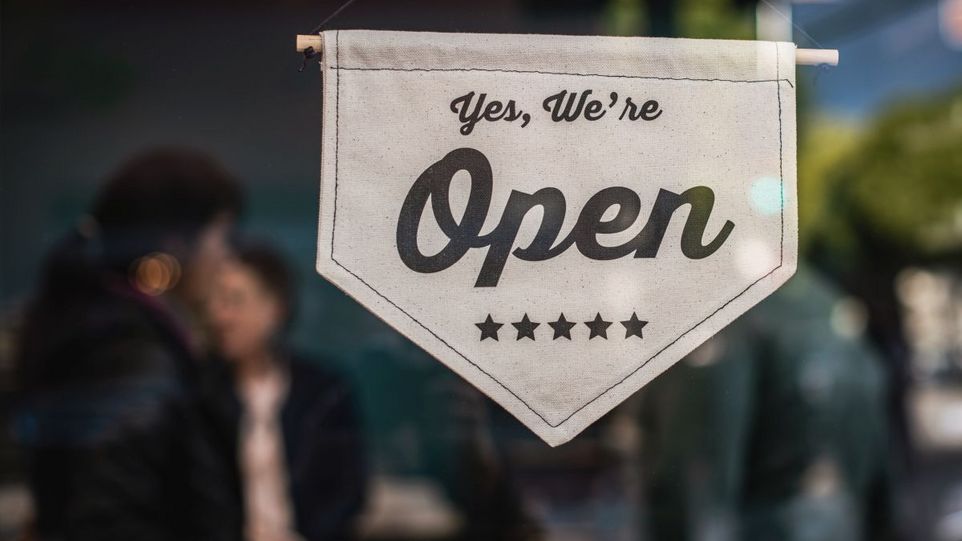 Schild mit Aufschrift: Yes, we're open