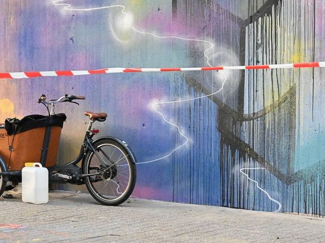 Lastenrad vor Graffiti-Wand