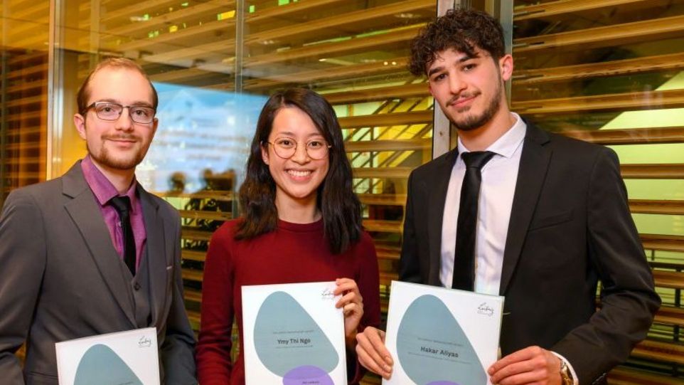Ausgezeichnet mit dem Leibniz-Auszubildendenpreis 2025: Eric Bernhardt vom DWI – Leibniz-Institut für Interaktive Materialien in Aachen, Ymy Thi Ngo vom Leibniz-Institut für Pflanzenbiochemie in Halle (Saale) und Hakar Aliyas vom Leibniz-Institut für Preisträgerin und Preisträger