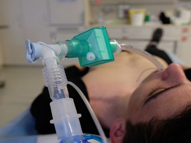 Ein Mann wird in einem Krankenhaus beatmet.