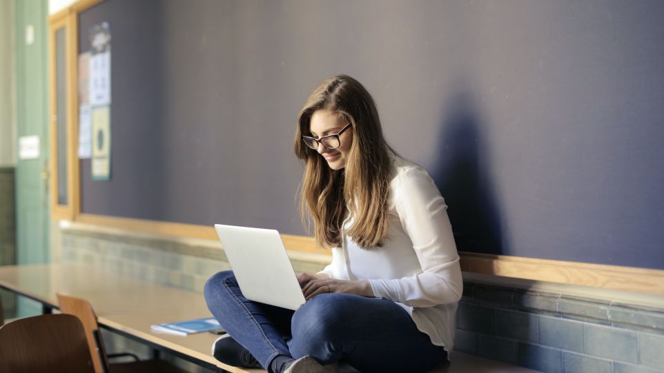 Schülerin mit Laptop