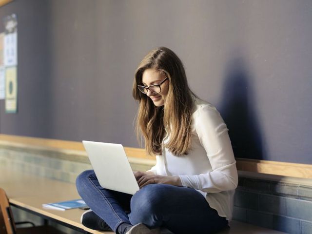 Schülerin mit Laptop