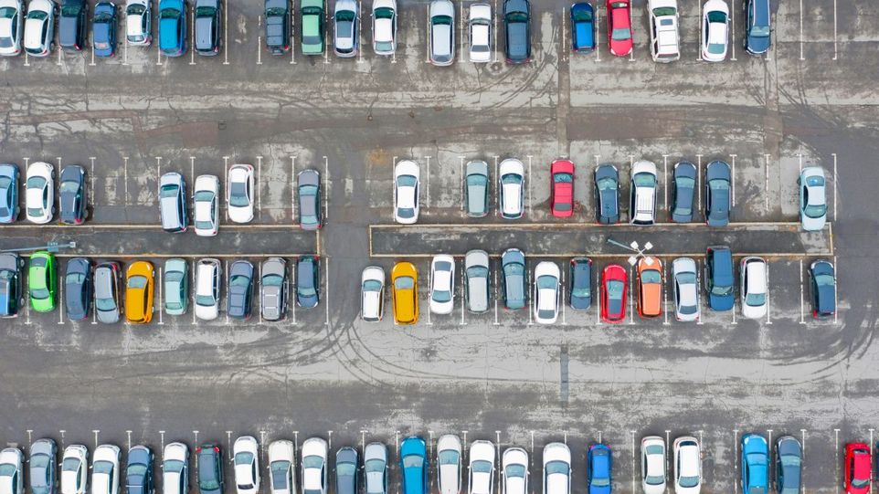 Voller Parkplatz von oben