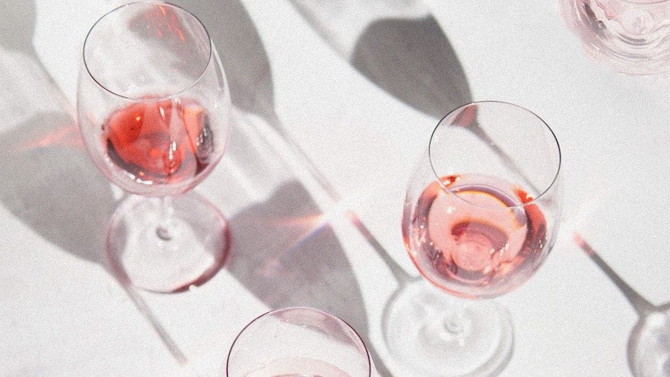 Weingläser, jeweils mit einem kleinen Rest Rotwein gefüllt