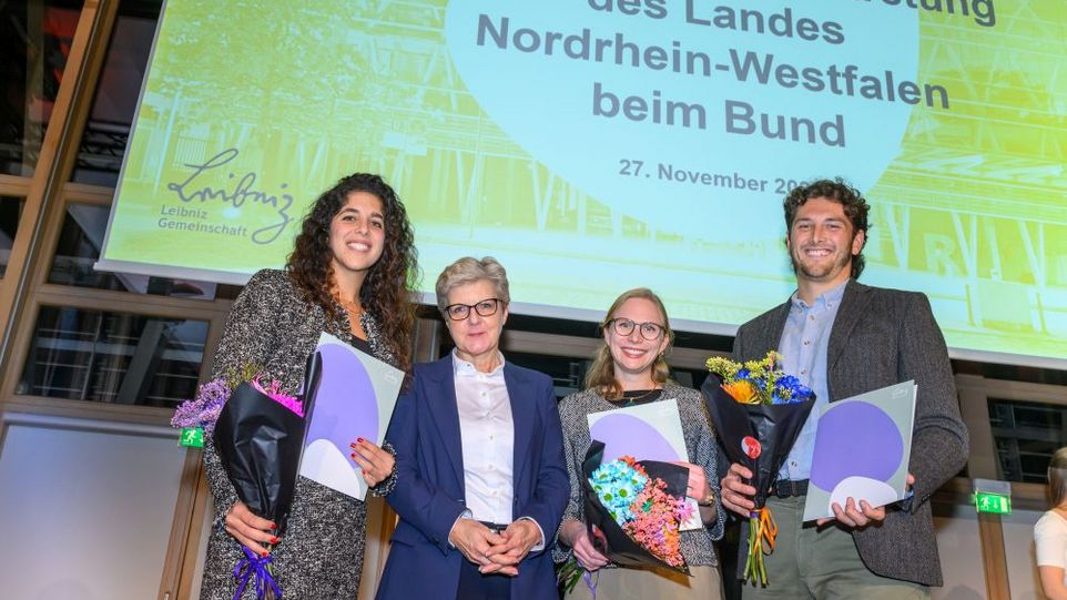 Hana Attia (Leibniz-Institut für Globale und Regionale Studien, Hamburg), Leibniz-Präsidentin Martina Brockmeier, Sara Kopf (Leibniz-Institut für Katalyse, Rostock) und Maximilian Kotz (Potsdam-Institut für Klimafolgenforschung), von links. Gruppenfoto mit Preisträgern und Leibniz-Präsidentin