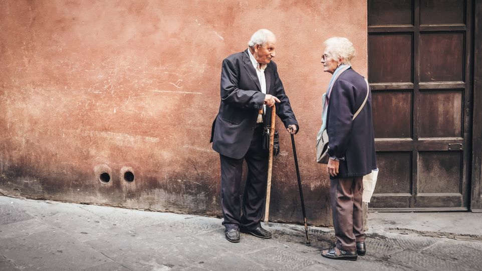 Ältere Frau und älterer Mann im Gespräch
