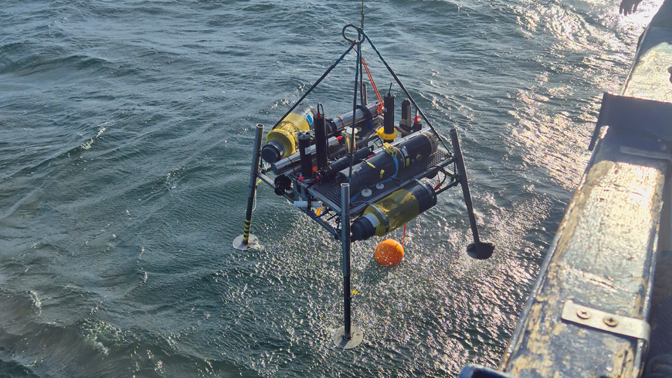 Lander, bestückt mit modernster Sensorik für Messungen am Meeresgrund. Messungsgerät wird ins Meer gelassen