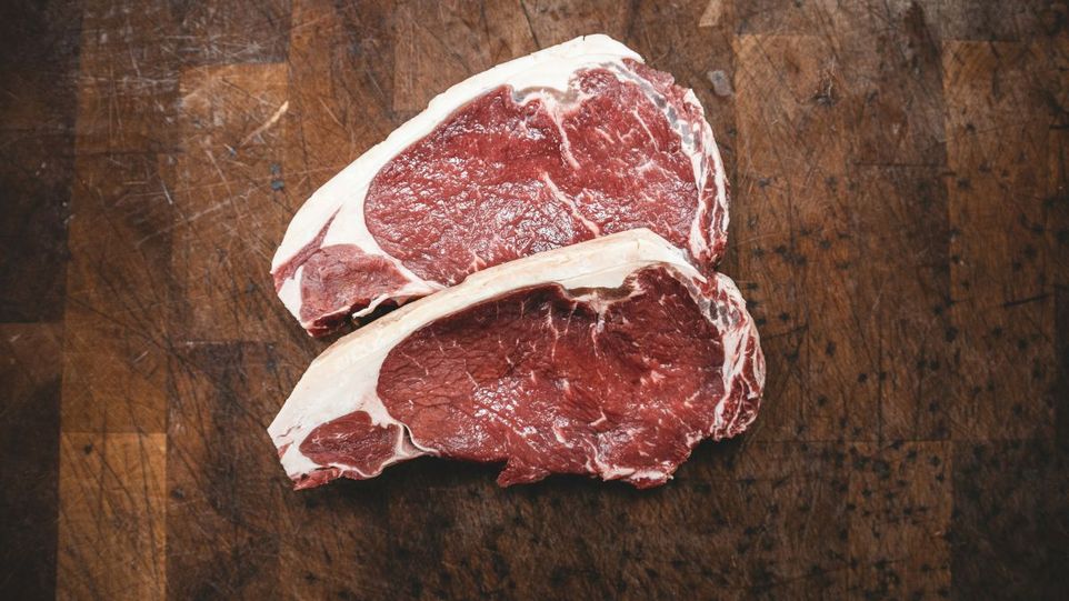 Zwei rohe Steaks