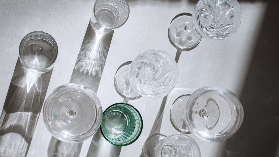 Mit Trinkwasser gefüllte Gläser Mit Wasser gefüllte Trinkgläser