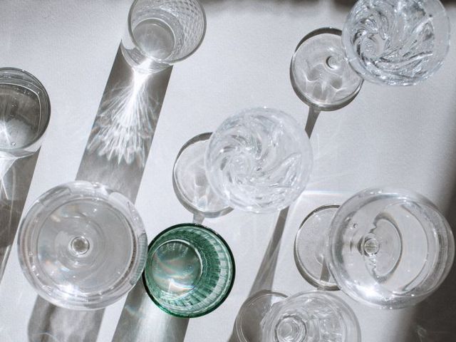 Mit Wasser gefüllte Trinkgläser