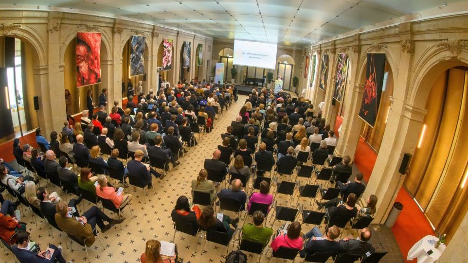 Der Frühlingsempfang der Leibniz-Gemeinschaft fand in diesem Jahr im Leibniz-Saal der Berlin-Brandenburgischen Akademie der Wissenschaften statt. Mit Gästen gefüllter Saal