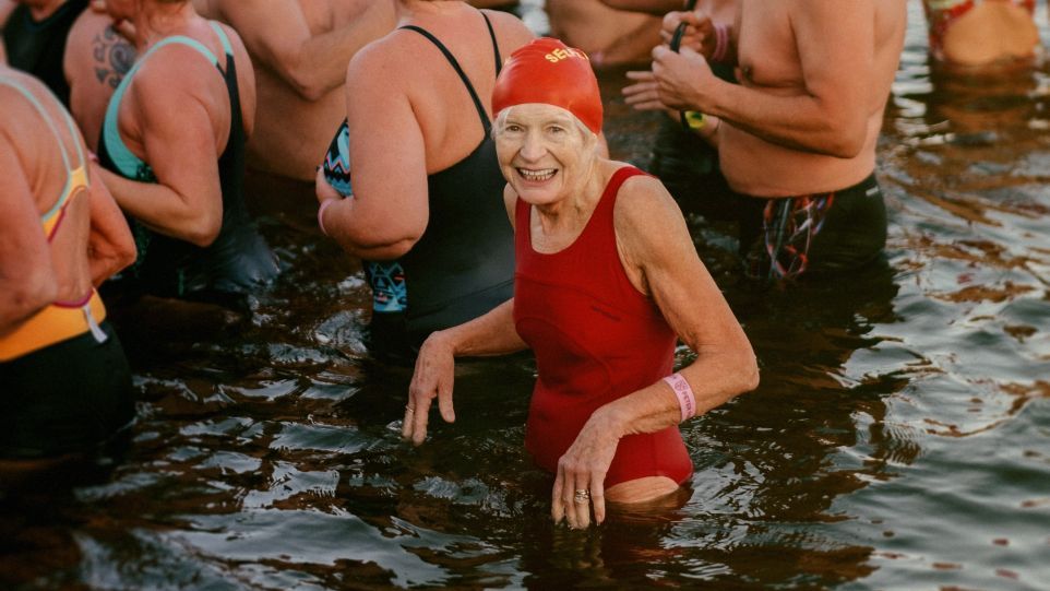 Ältere Schwimmerin