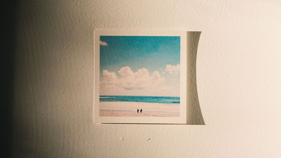 Foto mit einer Strandszene an der Wand