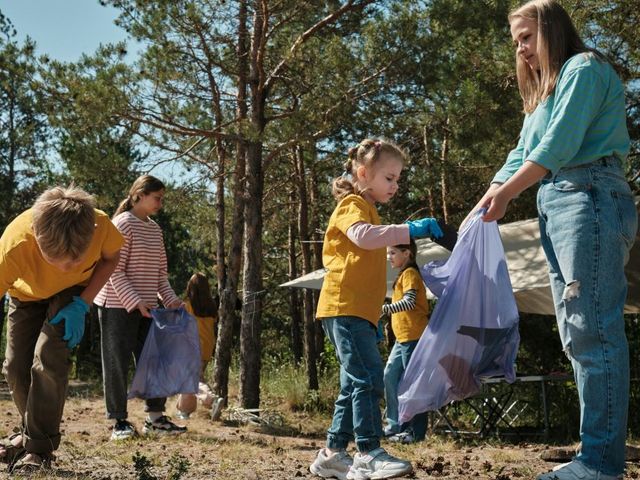 Kinder sammeln Müll im Wald