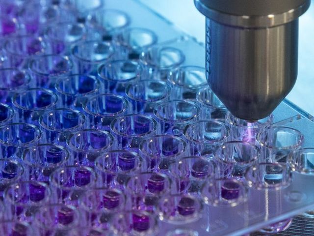 Automatisches Pipettiersystem befüllt eine Labor-Mikroplatte mit Flüssigkeit