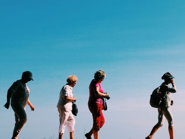 Gruppe älterer Frauen beim Wandern