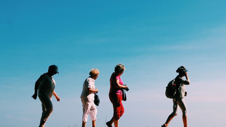 Gruppe älterer Frauen beim Wandern
