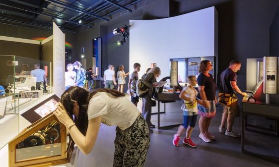 Besucher in einer Ausstellung