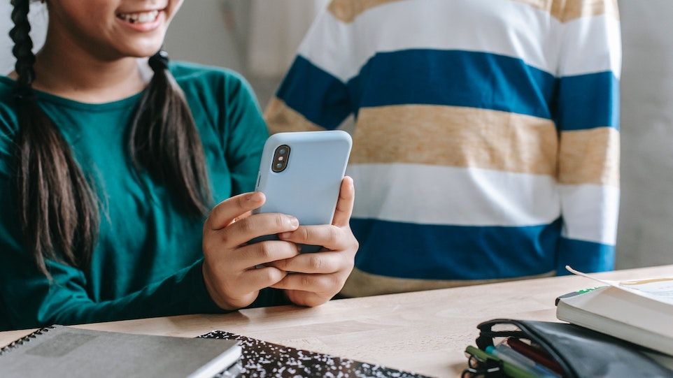 Two children with smartphone
