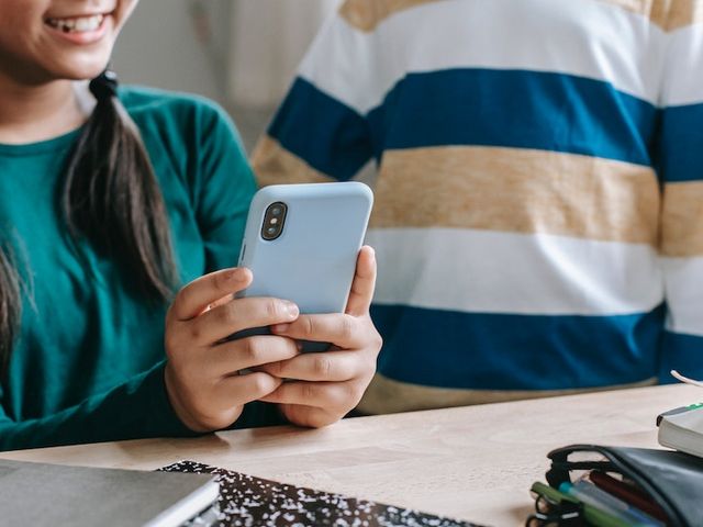 Two children with smartphone