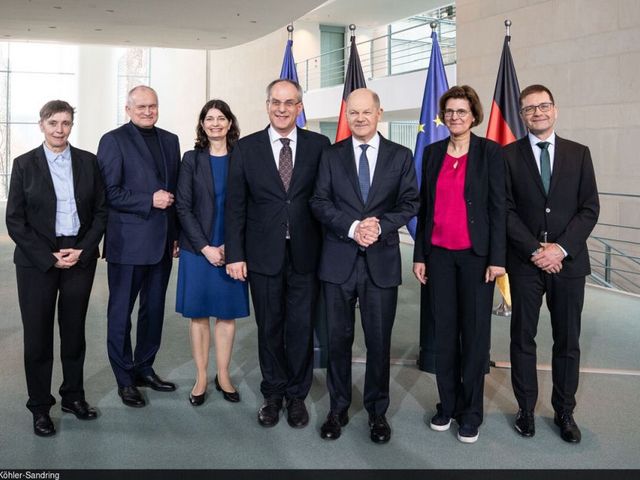Die EFI-Kommission übergibt ihr Jahresgutachten 2025 an Bundeskanzler Olaf Scholz. v.l. Friederike Welter, Christoph M. Schmidt, Carolin Häussler, Uwe Cantner, Olaf Scholz, Irene Bertschek, Guido Bünstorf Die EFI-Kommission übergibt ihr Jahresgutachten 2025 an Bundeskanzler Olaf Scholz. v.l. Friederike Welter, Christoph M. Schmidt, Carolin Häussler, Uwe Cantner, Olaf Scholz, Irene Bertschek, Guido Bünstorf