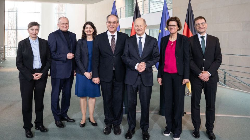 Die EFI-Kommission übergibt ihr Jahresgutachten 2025 an Bundeskanzler Olaf Scholz. v.l. Friederike Welter, Christoph M. Schmidt, Carolin Häussler, Uwe Cantner, Olaf Scholz, Irene Bertschek, Guido Bünstorf Die EFI-Kommission übergibt ihr Jahresgutachten 2025 an Bundeskanzler Olaf Scholz. v.l. Friederike Welter, Christoph M. Schmidt, Carolin Häussler, Uwe Cantner, Olaf Scholz, Irene Bertschek, Guido Bünstorf