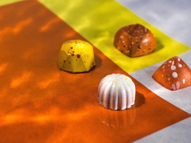 Vier unterschiedliche Pralinen