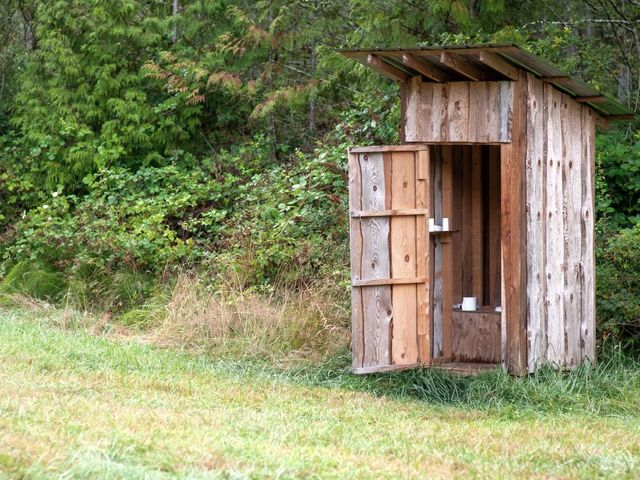 Toilettenhäuschen auf einer Wiese