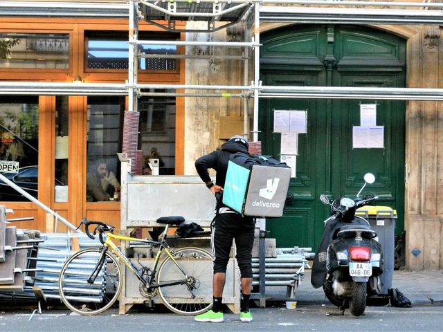 Fahrradkurier vor Restaurant
