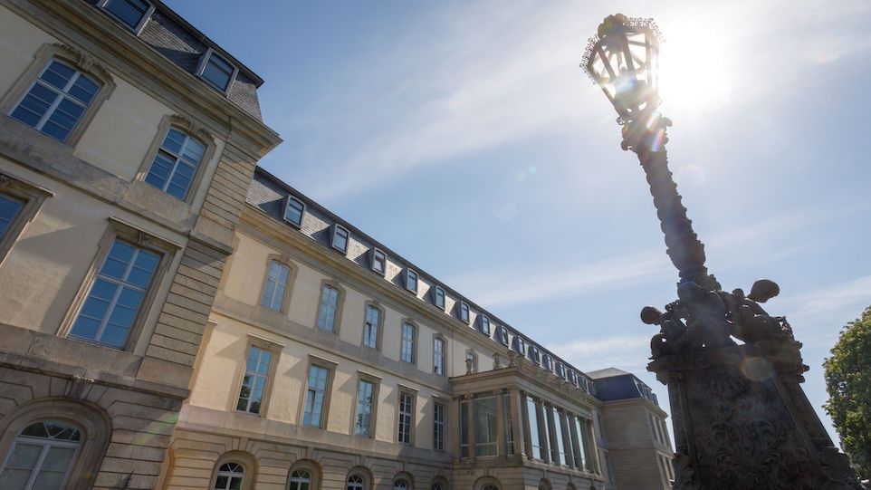 Gebäudeansicht des Landtags in Hannover bei Sonnenschein