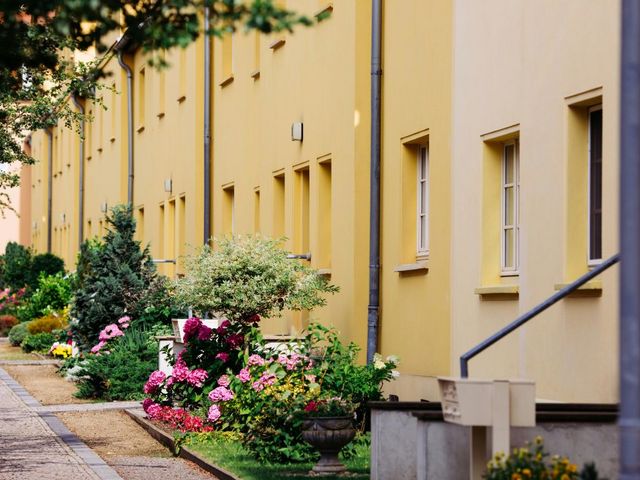 Reihenhäuser mit Blumenbeeten