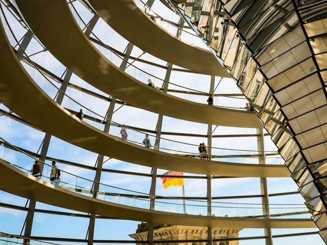 Reichstagskuppel mit Menschen
