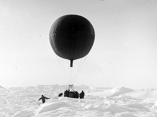 Fesselballon wird im Schnee zum Start vorbereitet