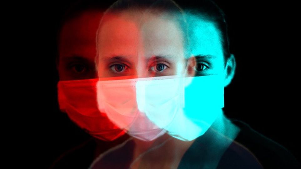 Frau mit Maske, verzogenes Bild, Frau ist dreifach dargestellt. 
