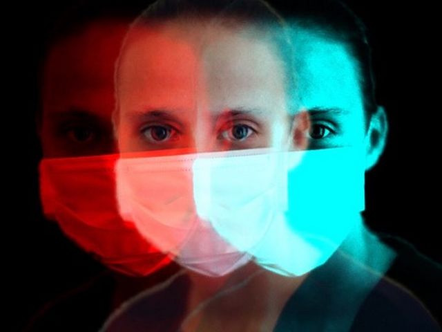 Frau mit Maske, verzogenes Bild, Frau ist dreifach dargestellt. 