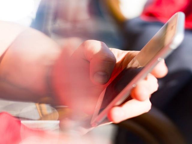 Smartphone in einer Hand