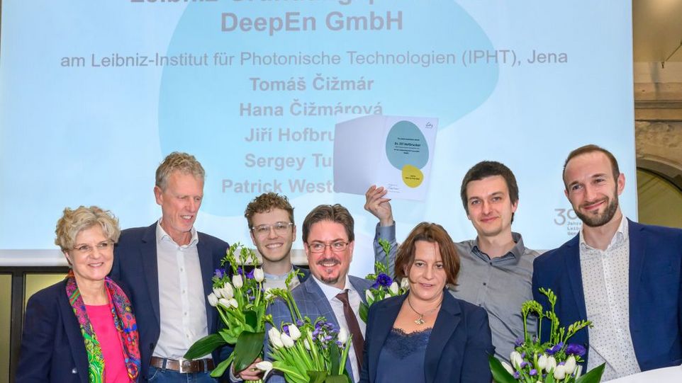 Das ausgezeichnete Gründungsteam von Deep.En (Sergey Turtaev, Jiri Hofbrucker, Hana Cizmarova, Tomáš Čižmár, Patrick Westermann) mit Leibniz-Vizepräsident Sebastian Lentz und Leibniz-Präsidentin Martina Brockmeier (v.r.) Gründungsteam mit Martina Brockmeier und Sebastian Lentz
