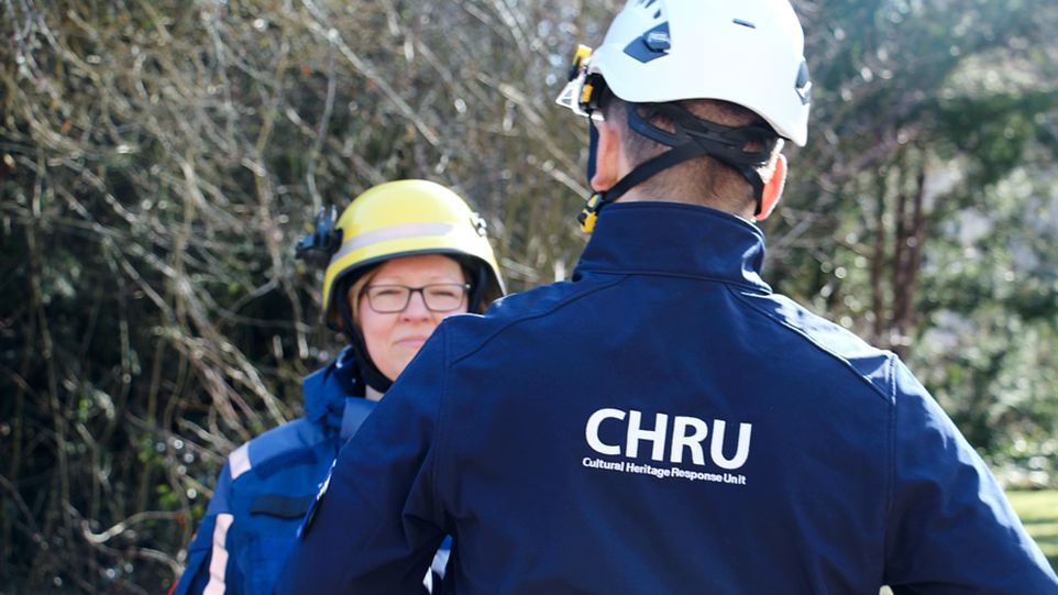 Zwei Personen in Schutzkleidung