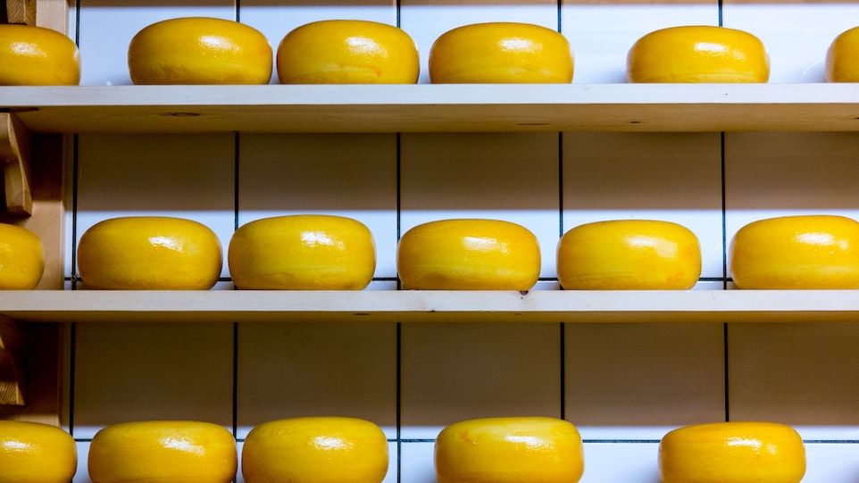 Casein macht den Hauptanteil der Proteine in Käse und Quark aus. Gelber Käse auf einem Regal