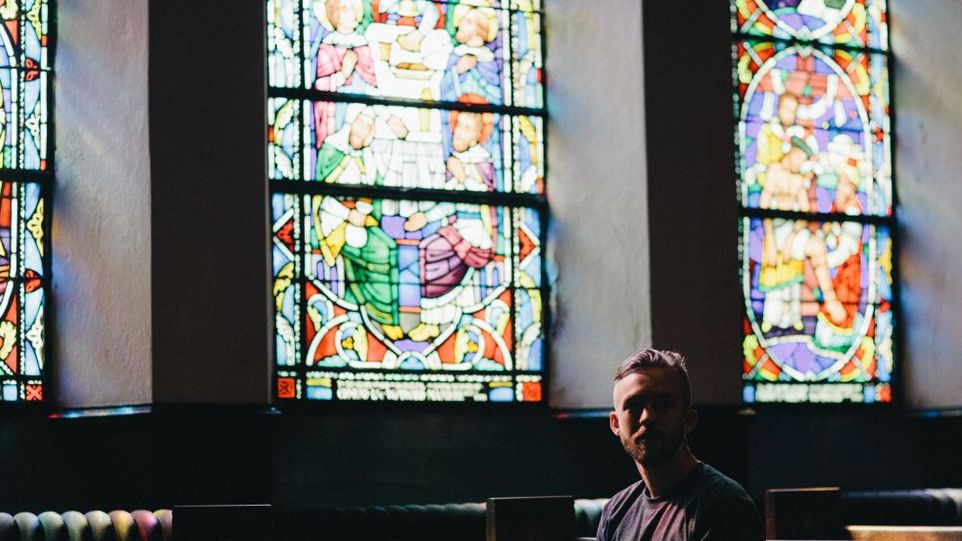Junger Mann in der Kirche