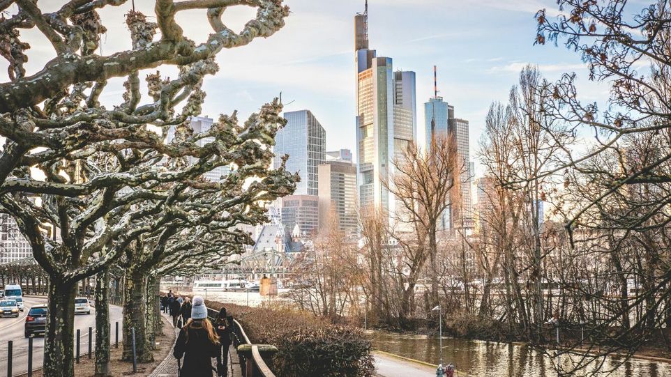 Spaziergänger vor Frankfurter Skyline