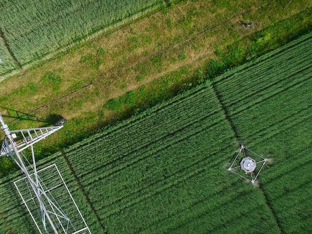 Vogelperspektive auf Feld mit Bewässerungsanlage