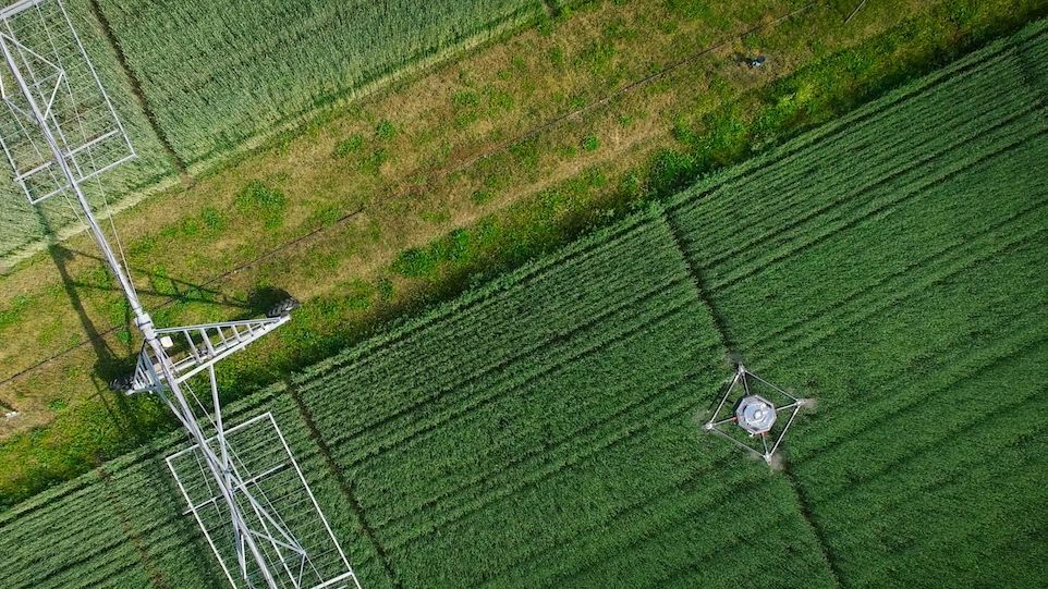 Vogelperspektive auf Feld mit Bewässerungsanlage
