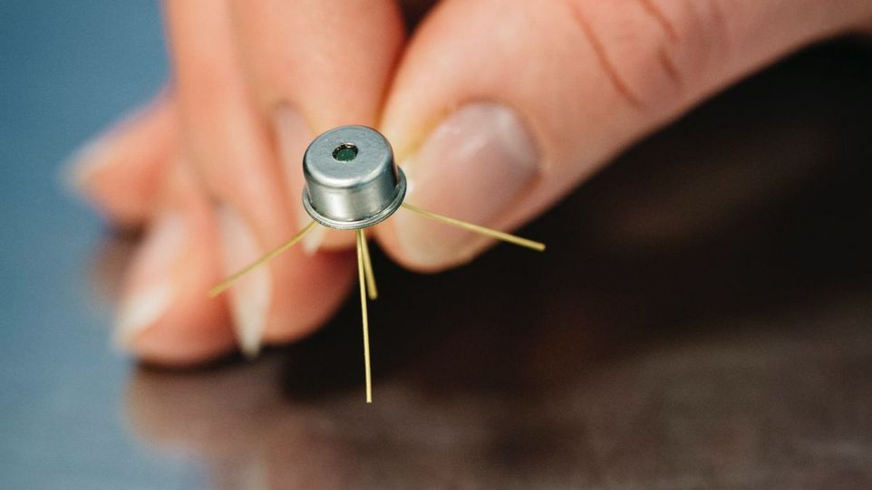 Precise temperature measurements for extreme conditions: thermoelectric infrared sensors developed at Leibniz IPHT measure heat radiation without contact – whether on Earth or on the surface of the Moon. Sensor