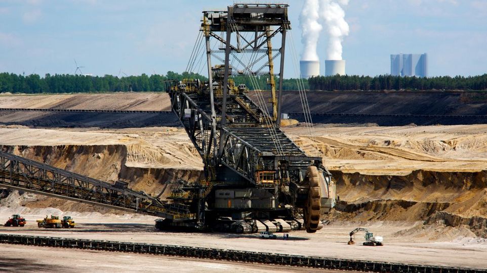Braunkohle-Tagebau mit Schaufelrad-Bagger