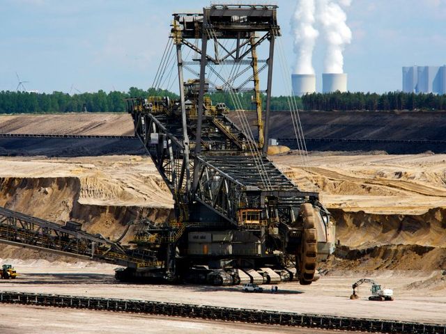 Braunkohle-Tagebau mit Schaufelrad-Bagger