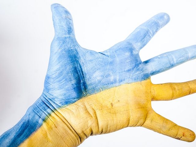 Hand bemalt mit ukrainischen Nationalfarben