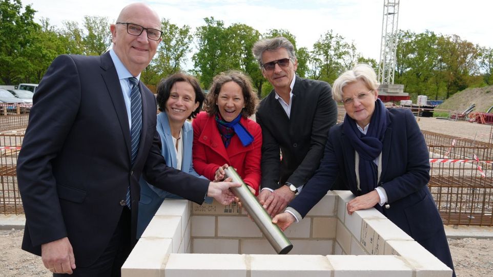 Gemeinsames versenken der Zeitkapsel: D. Woidke, B. Sturm, A. Hohn, M. Haas und M. Brockmeier (v.l.n.r.). D. Woidke, B. Sturm, A. Hohn, M. Haas und M. Brockmeier beim Versenken der Zeitkapsel